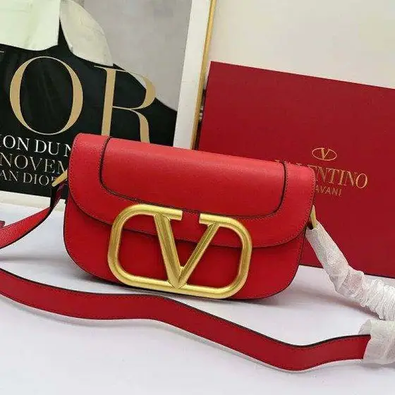 Valentino Warren's European and American style leather handbag with leather V-le